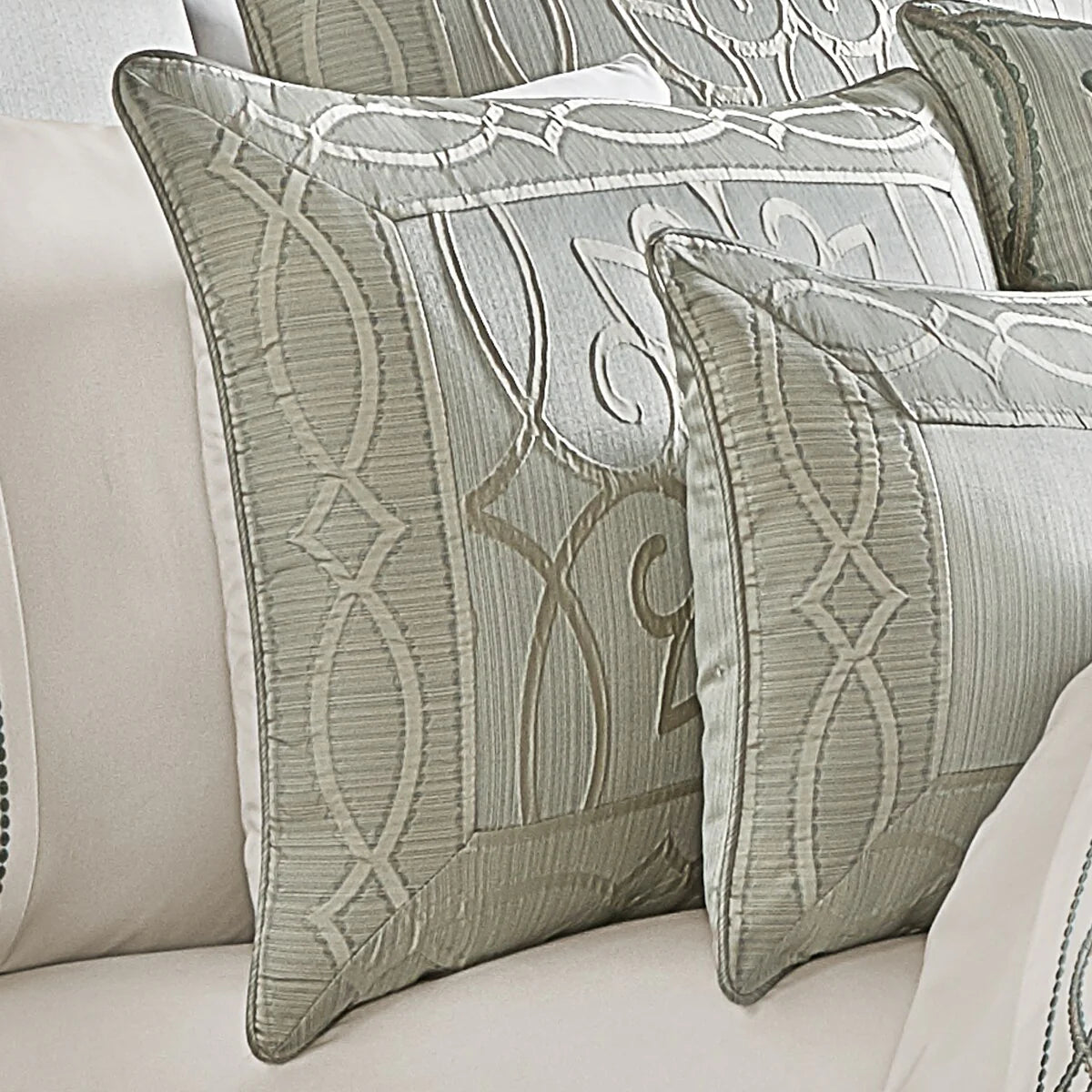 Five Queens Court Nouveau 4-piece Comforter Set