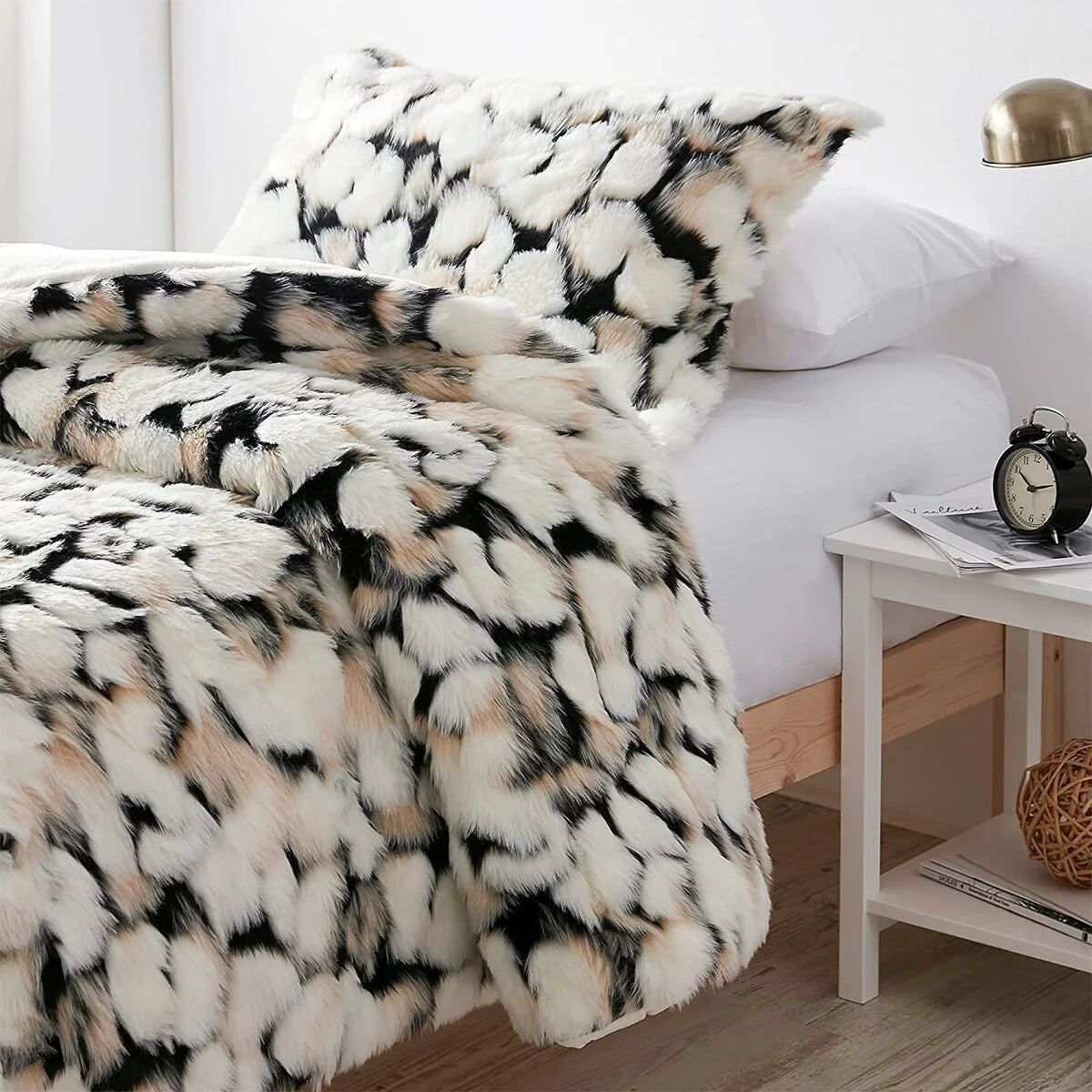That's What an Ocelot's Tummy Looks Like - Coma Inducer? Oversized Comforter Set with White Reverse