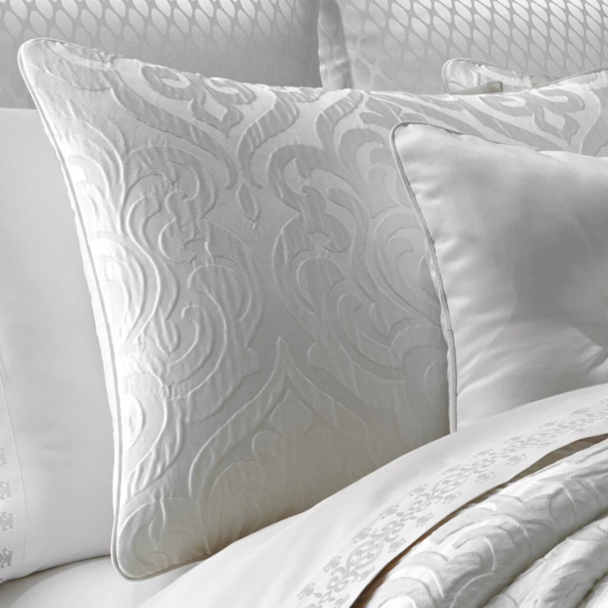 J. Queen New York Astoria White Comforter Set