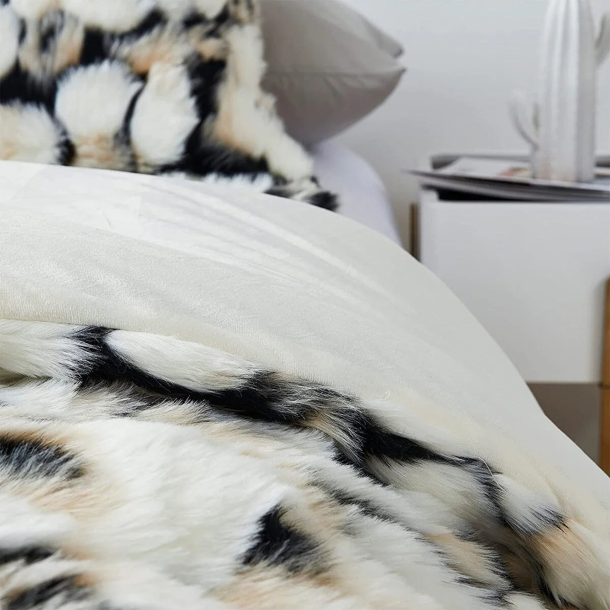 That's What an Ocelot's Tummy Looks Like - Coma Inducer? Oversized Comforter Set with White Reverse